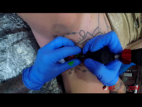 ❤️ Sully Savage, une chaudasse extrêmement tatouée, s'est fait tatouer le clitoris. ❤ Porno dur at porn fr.sexonfire.ru ☑